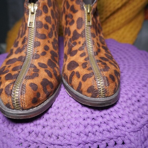 Pierre Dumas Garda-8 Women's Leopard Chunky Heel Front V Ankle Booties Size 6 - Picture 2 of 7